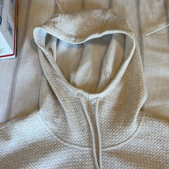 Old Navy cream waffle sweatshirt. Size M. Worn once but didn’t work on me. - Picture 4 of 6